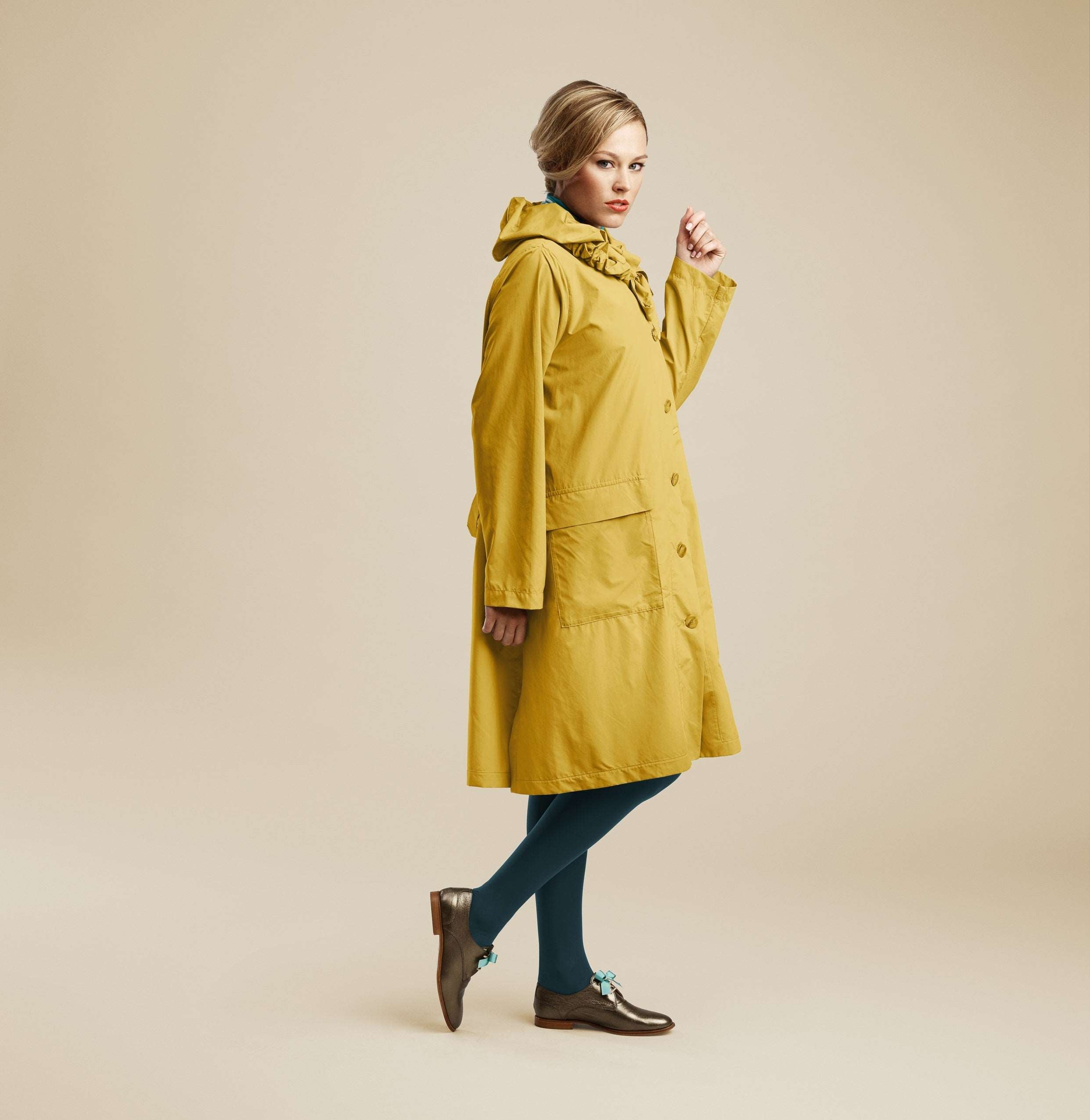 The classic raincoat - curry color - on model