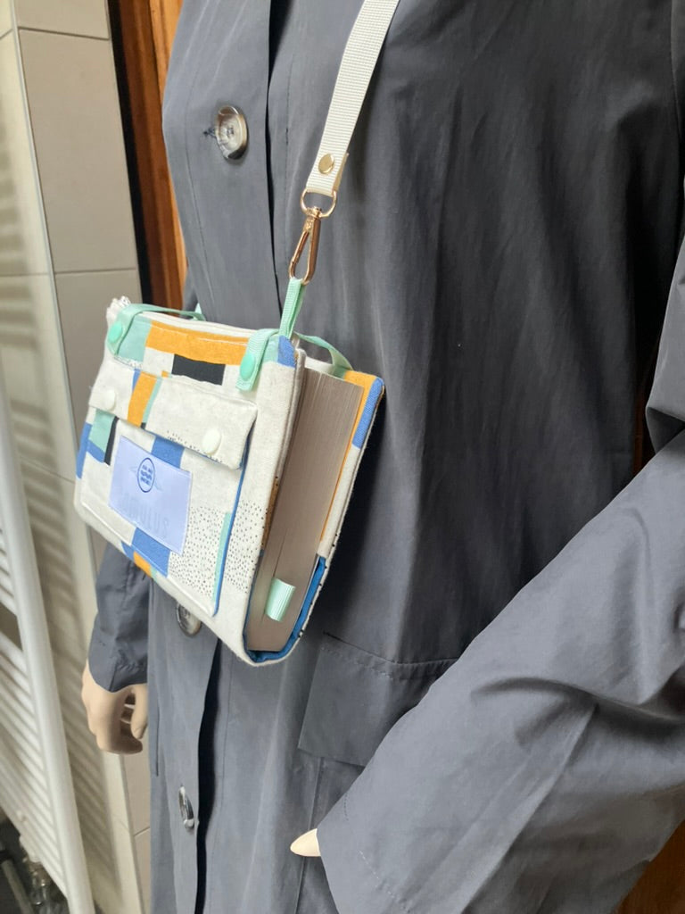 Beautiful Blues, where are you? - Crossbody book bag