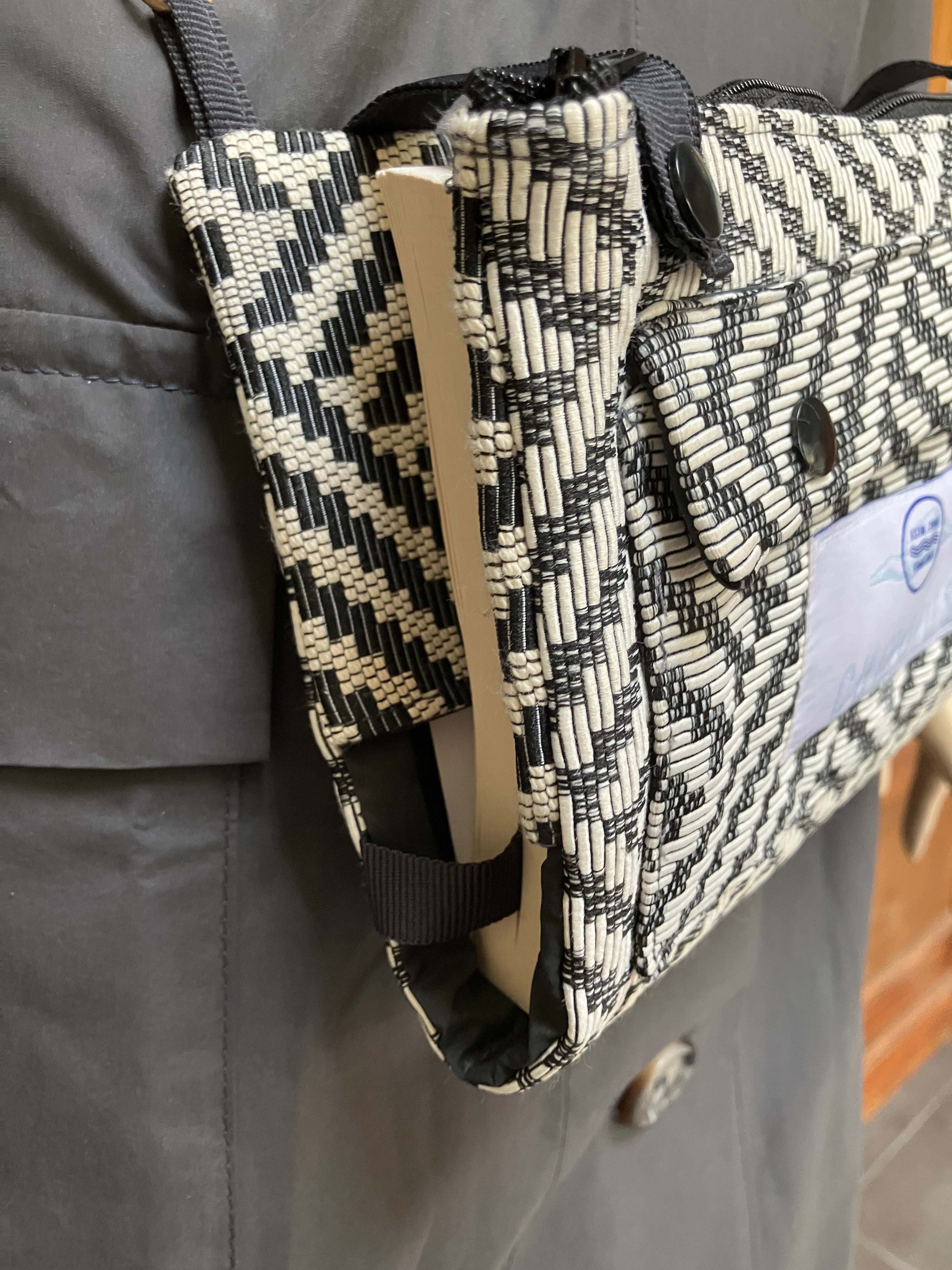 Twisted Black - Crossbody book bag