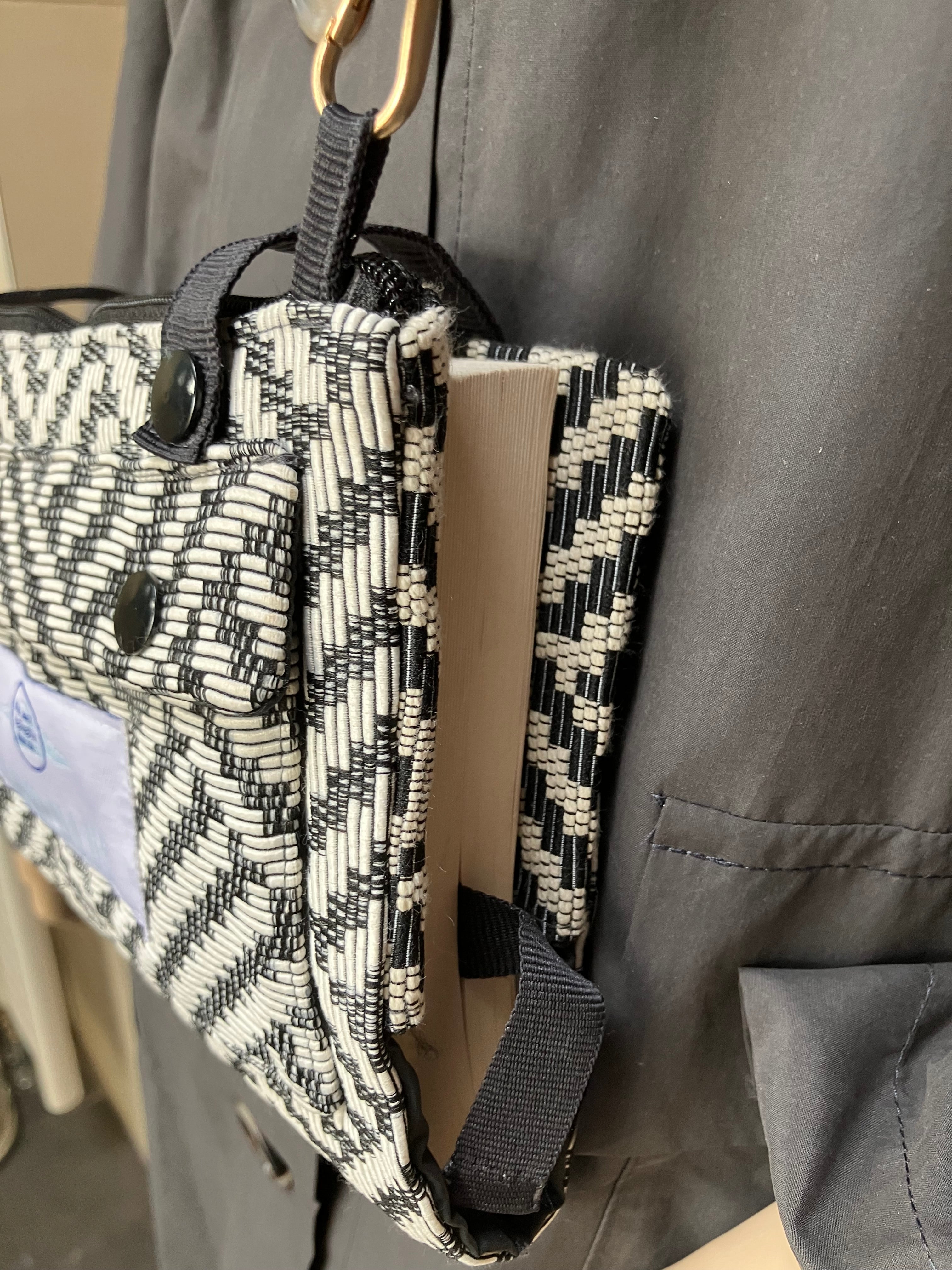 Twisted Black - Crossbody book bag