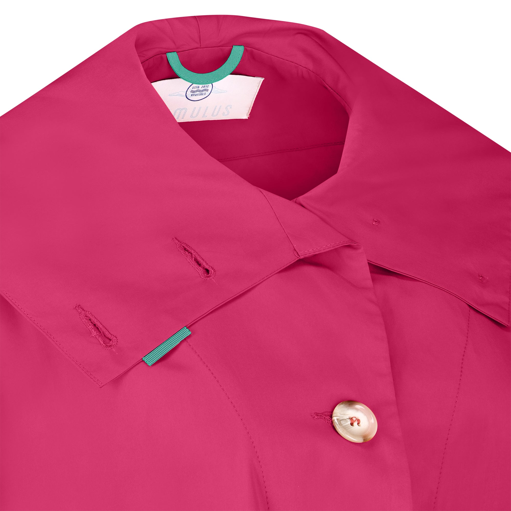 Cape Town raincoat - Cherry color - neckline detail