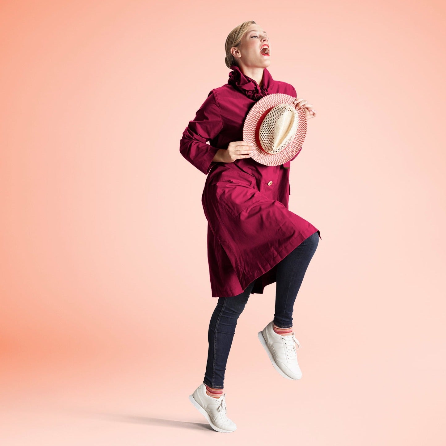 The classic raincoat in cherry 