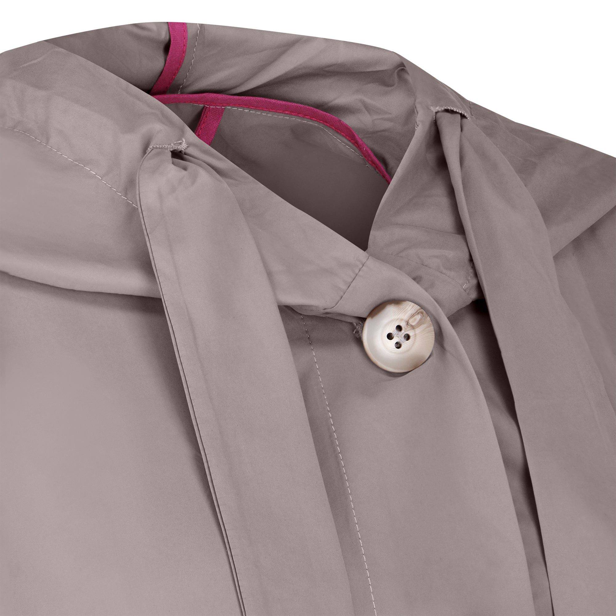 The classic raincoat in ciment - neckline detail 