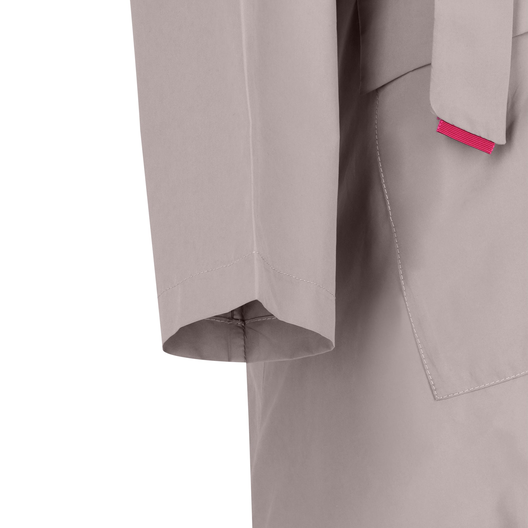 The classic raincoat in ciment - sleeve detail